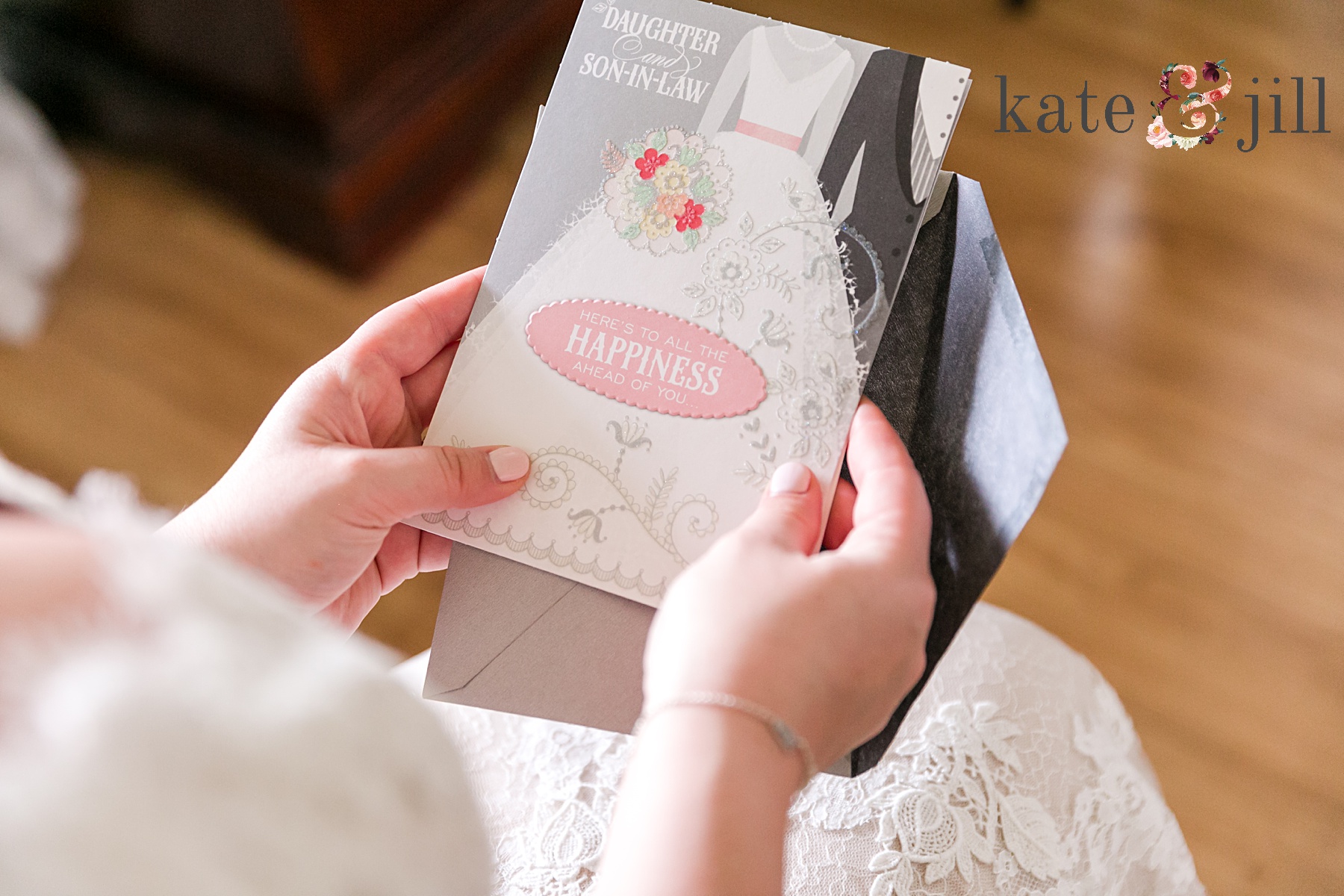 bride reading card from mom